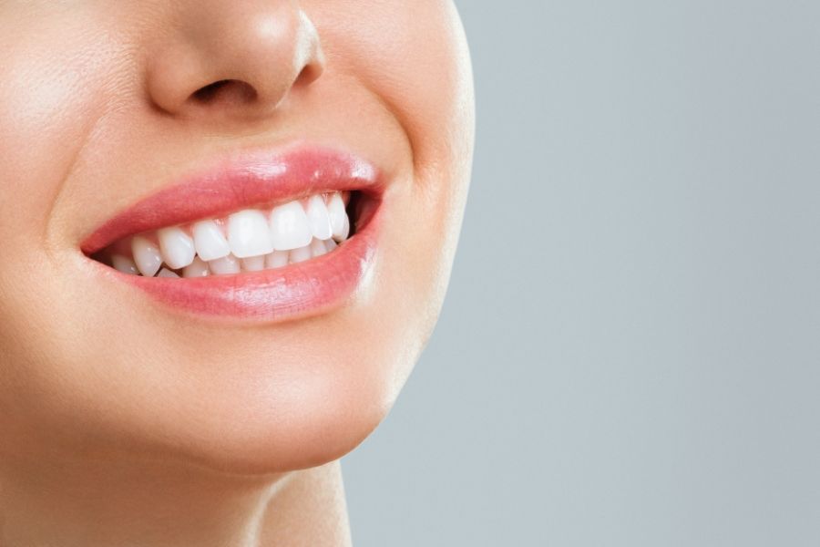 Najważniejsze informacje o wybielaniu zębów